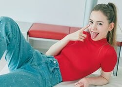 ウクライナ出身のハイスペック美女・ブラダ、“ワールドクラスの美貌とスタイル”の初水着 『ヤンジャン』で雑誌初登場