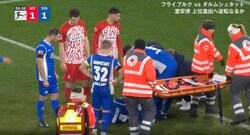 超危険！「担架が来るの遅い」「マジで危ないやつ」 着地失敗して足首負傷して転倒→1秒後に足の上に選手が落ちてくる… 痛すぎるアクシデントに場内騒然