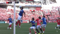 「何してんの…」Jリーグの衝撃“顔面オウンゴール”にSNS騒然！「どうしてそっちにクリアしたの」横浜FMキニョーネスが唖然