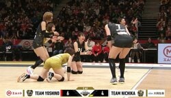 女子バレー、まさかの“ヘディング”レシーブ 想像の“斜め上”を行く珍プレーに選手ずっこけ