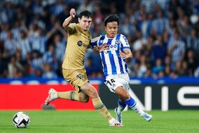 久保建英、バルサ戦で「決定機」外すも同点ゴール呼び込む！ 2トップで先発し、「強烈前プレス」から奪ったイサク弾！