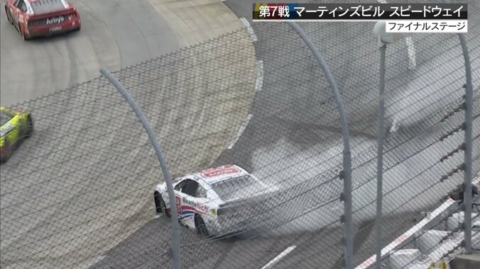 【写真・画像】人気ドライバーが3輪走行!? 「JAF呼んできて」全米人気レースで発生したアクシデントにファン沸騰　1枚目