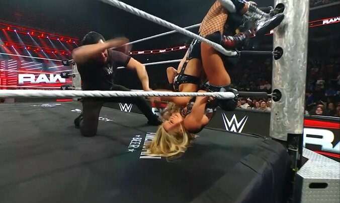 逆さ吊りからドラゴンスリーパー