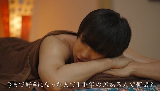 スタイル抜群の元アイドル、上裸あらわな姿でマッサージデート