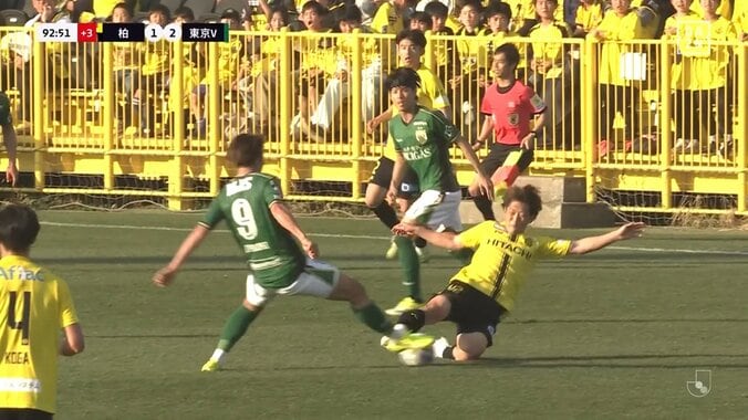 【映像】スライディングで激突