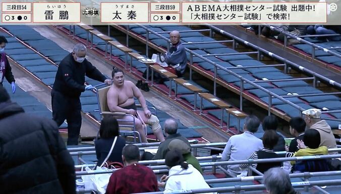 車椅子で運ばれていく炎鵬