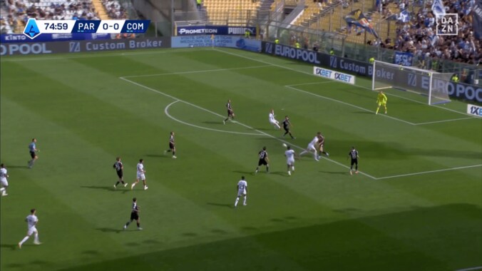 軽く蹴ったのに…鈴木彩艶の“70m低弾道フィード”で敵陣カオス！「飛びすぎ」「ザイオンのキックは戦術」ファン驚愕の瞬間 3枚目