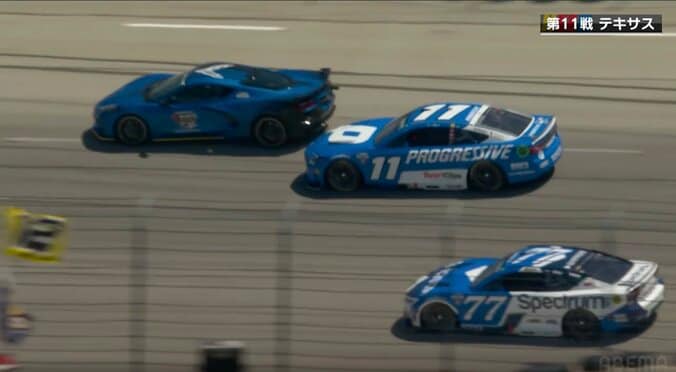 「何をしてんだ」レーシングカーにペースカーが“押される”まさかの光景 人気ドライバーの「ご挨拶」に中継も驚き 2枚目