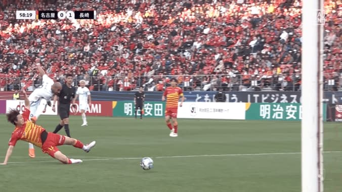元日本代表GKが唖然…「格が違うわ」長崎FWの“理不尽キャノン砲”にファン仰天！「パンチ力えぐい」“黄金の左”でゴラッソ 5枚目