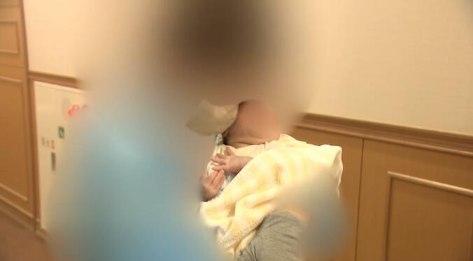 赤ちゃんとの別れに涙する母親