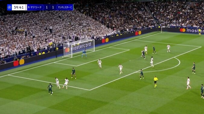 「ラグビーかよ」190cm超ハーランドvsリュディガーの怪物対決にファン興奮「これはファウル」「めちゃ掴んでる」激し過ぎる密着マークはVARでPK判定に 3枚目