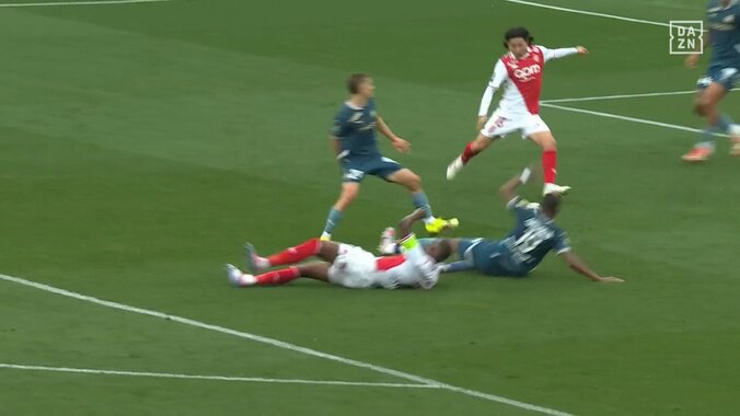 最強かよ！南野拓実、強豪マルセイユとの上位対決で値千金の先制弾！「この試合で決めるのはえぐい」相手DF呆然の超高速ワンタッチシュート！ 4枚目