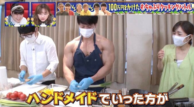 長ネギの荒みじんは素手で、トマトは握りつぶす！ボディビルダー横川、筋肉パワーで麻婆トマトを作る 2枚目