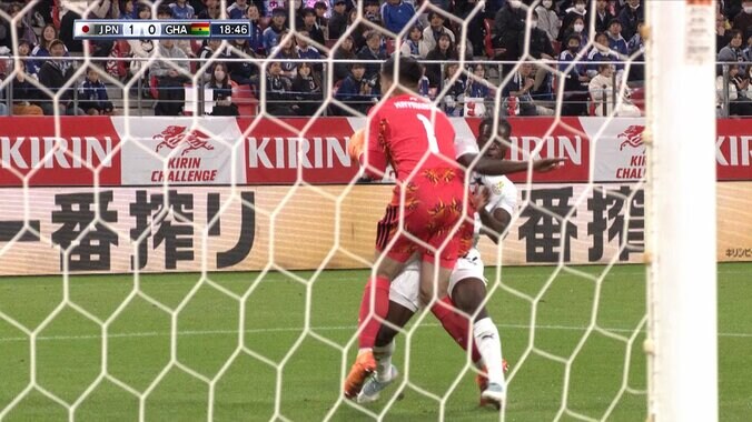 衝撃の仁王立ち！日本代表・早川友基、突っ込んできた敵FWを逆に吹っ飛ばす「体当たりにビクともしない」「これがJリーグ最強GK」「体幹強すぎ」ネット騒然 3枚目