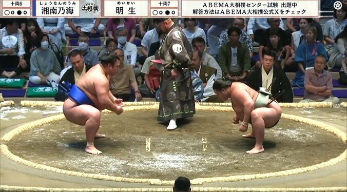「なんかスゴイ人が相撲見てる」行司の背後に“ただならぬ”存在感で鎮座 名古屋場所でいきなり話題を呼んだ人物 2枚目
