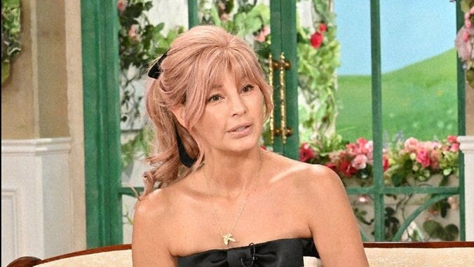 乳がんで右胸切除の梅宮アンナ、パッドなしチューブトップの衣装で「胸がなくても普通に生きていける」 4枚目