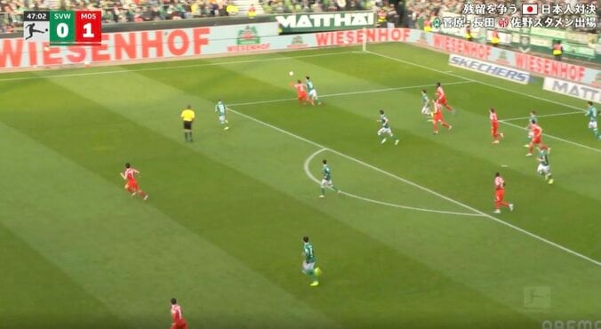 「エグすぎん？」鉄人・佐野海舟、一瞬で潰す“爆速タックル”「加速ヤバい」驚異の危機察知能力→ボール奪取でカウンター阻止 4枚目