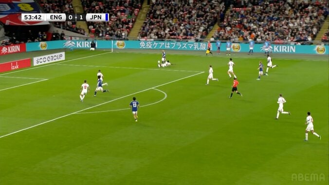 衝撃！伊東純也の“ジャンピング突破”が「忍者だわ」「キャプテン翼すぎる」イングランド逸材の猛タックルを無力化 3枚目