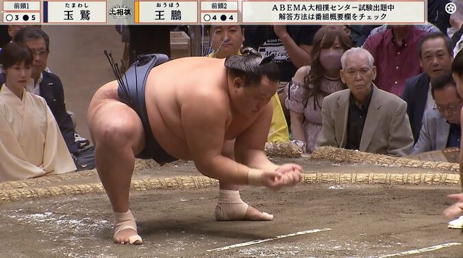 玉鷲の背後に蝶花楼桃花さん