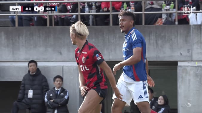 「そりゃ怒る」鈴木優磨、マリノスDFと一触即発！「またばあちゃんに怒られるぞ」「腕がガッツリ入ってる」ファン騒然 4枚目