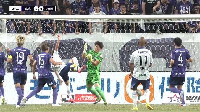 「またレッドかよ」G大阪MF、危険な“ライダーキック”で一発退場「非常にリスキー」「やっと精算したのに」2試合連続の退場処分にファンは厳しい声 3枚目