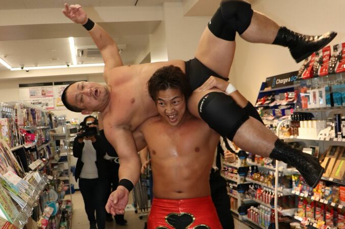 DDT路上プロレス、ファミマ店内で大暴れ！　グロッキー状態の竹下が店内のサプリで復活！？ 2枚目