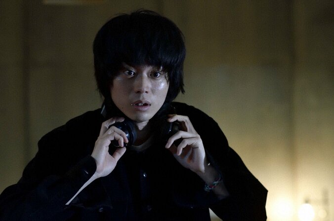 祐太郎（菅田将暉）が詩織（コムアイ）の死体を発見　残されたエンディングノートに書かれていたのは…『dele』第2話あらすじ（場面写真15枚） 15枚目