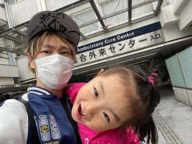 浜田ブリトニーの夫・いわみん、娘の“慢性蕁麻疹”が完治したことを報告「約1年間病院に通いました」 1枚目