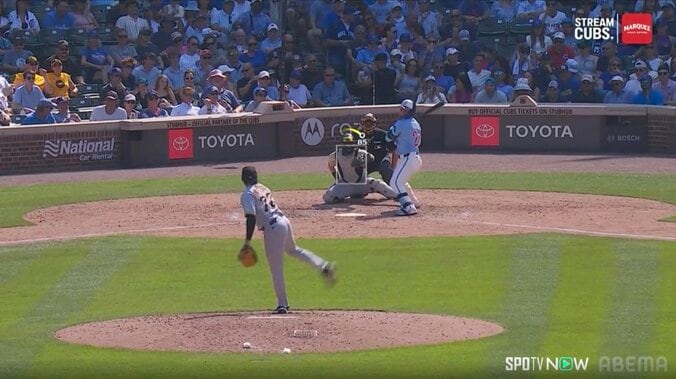 球場騒然！鈴木誠也、“疑惑の判定”に憮然…まさかの三振宣告に大きくリアクション 現地実況「6インチも高く外れていた」 3枚目