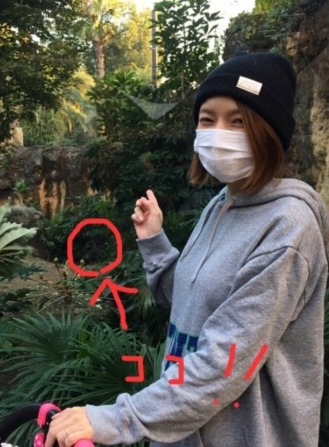 後藤真希、家族3人で動物園へ　娘には旦那が選んだ「ライオンのぬいぐるみ」 1枚目