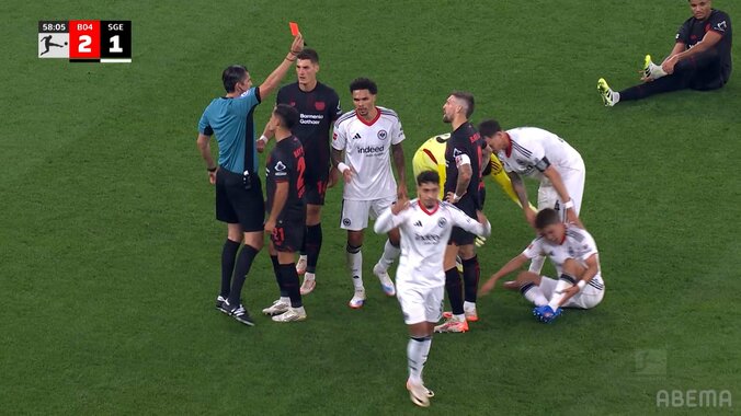 「何するんだ！」堂安律が“足裏タックル”被害で悶絶…「一発退場レベル」レヴァークーゼン主将の危険プレーに批判殺到 3枚目