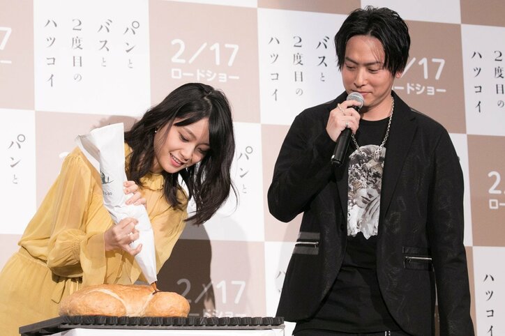 深川麻衣、初主演映画「パンとバスと2度目のハツコイ」完成披露で「くまさんパン」完成させる