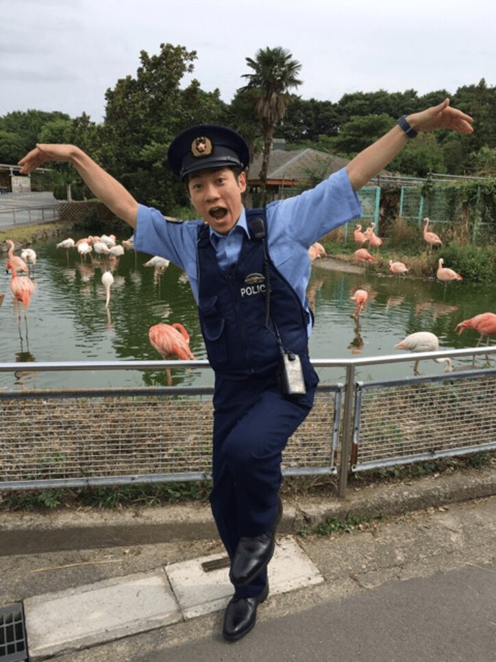 横山だいすけ『警視庁いきもの係』撮影現場でフラミンゴポーズ「ブンバ・ボーン！」