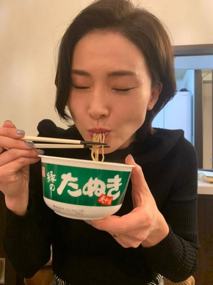  金子恵美、就寝前にカップ麺を堪能する姿を公開「幸せそう」「正直で好き」の声 