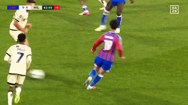 スルーパスを出す鎌田大地