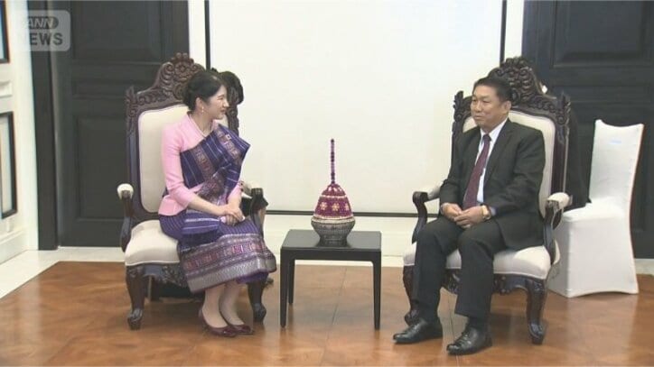 【写真まとめ】民族衣装をまとって　笑顔にあふれた愛子さまのラオス訪問の様子をたっぷりと　端正なペールブルーで出発　乾杯は華やかなピンクで　そのファッションにも注目【初の外国公式訪問】