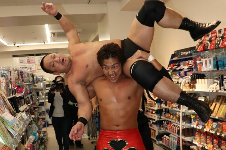 DDT路上プロレス、ファミマ店内で大暴れ! グロッキー状態の竹下が店内のサプリで復活!?