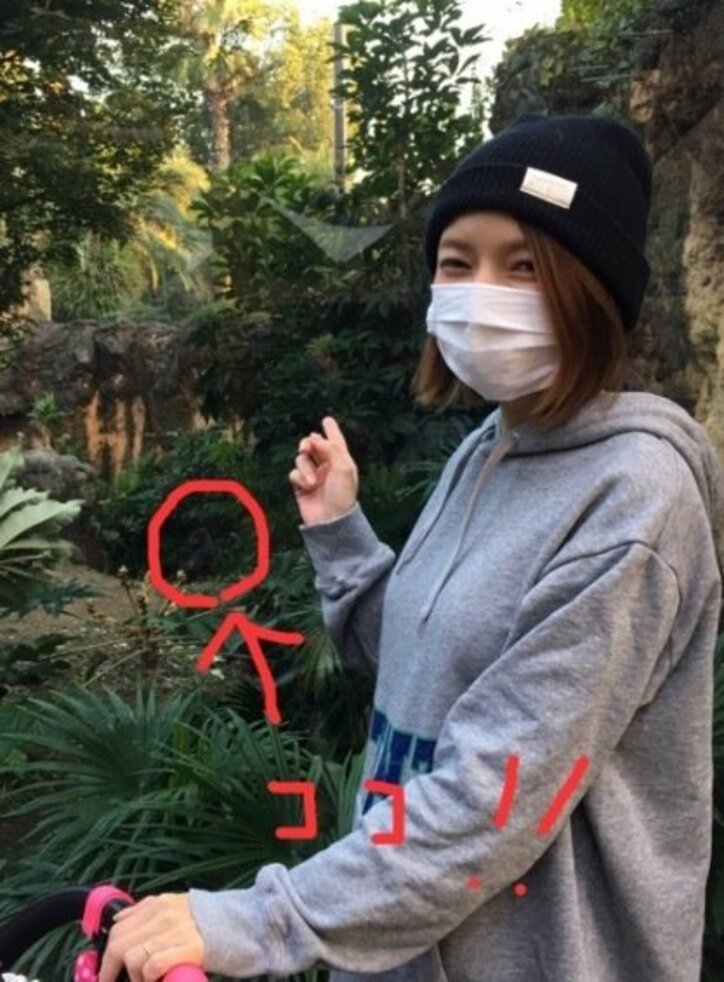 後藤真希、家族3人で動物園へ　娘には旦那が選んだ「ライオンのぬいぐるみ」