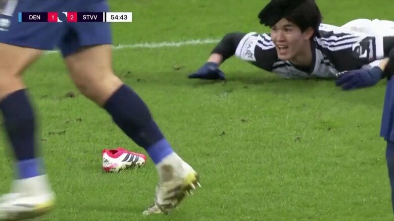 「これカードだろ」22歳日本代表FW、足踏まれ脱げたスパイクを蹴り飛ばされ…“怒り”アピールもノーファウル「蹴ったやつ誰」「態度悪いな」まさかの愚行にファン慷慨