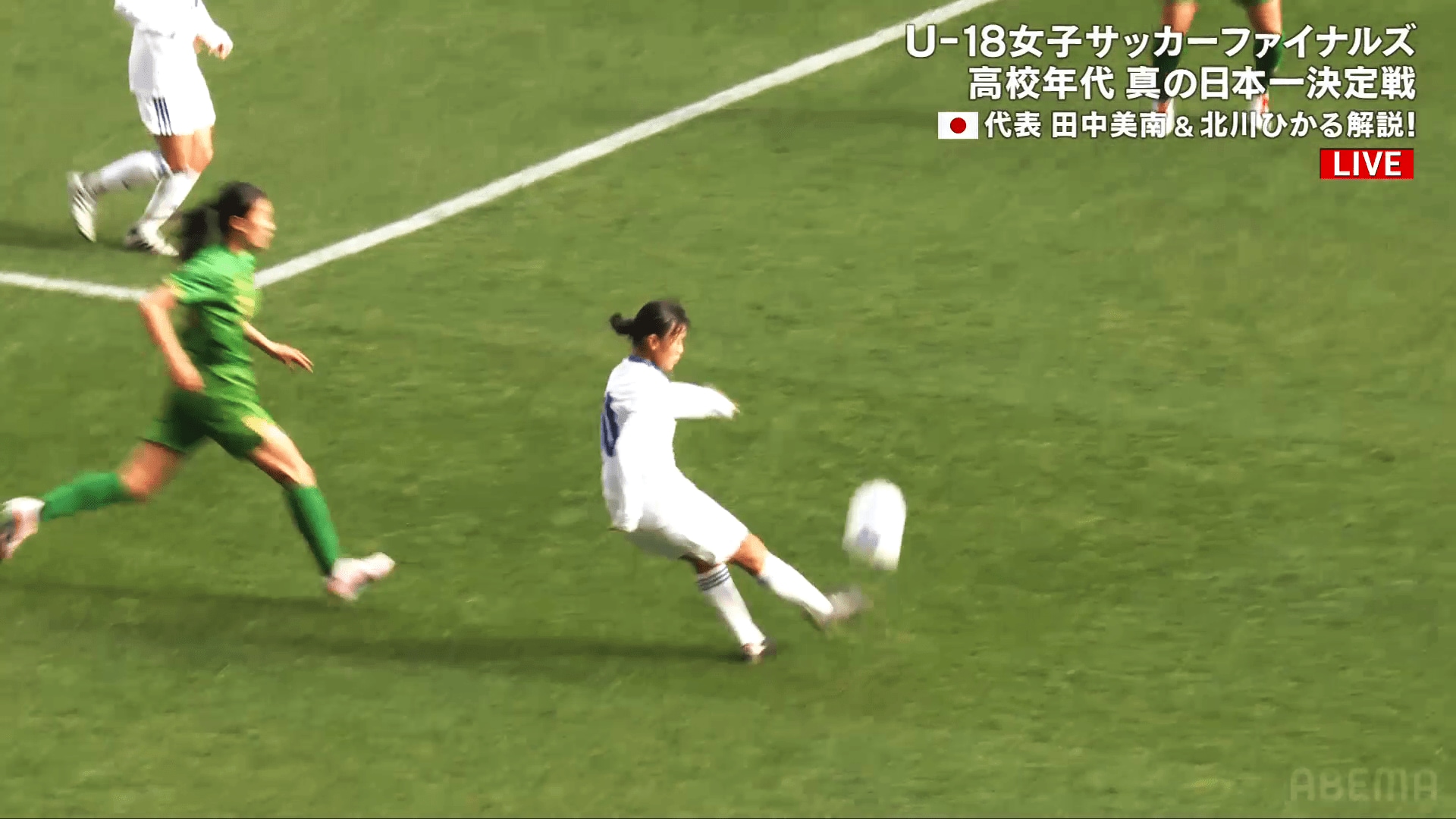 クロスを上げる榊愛花