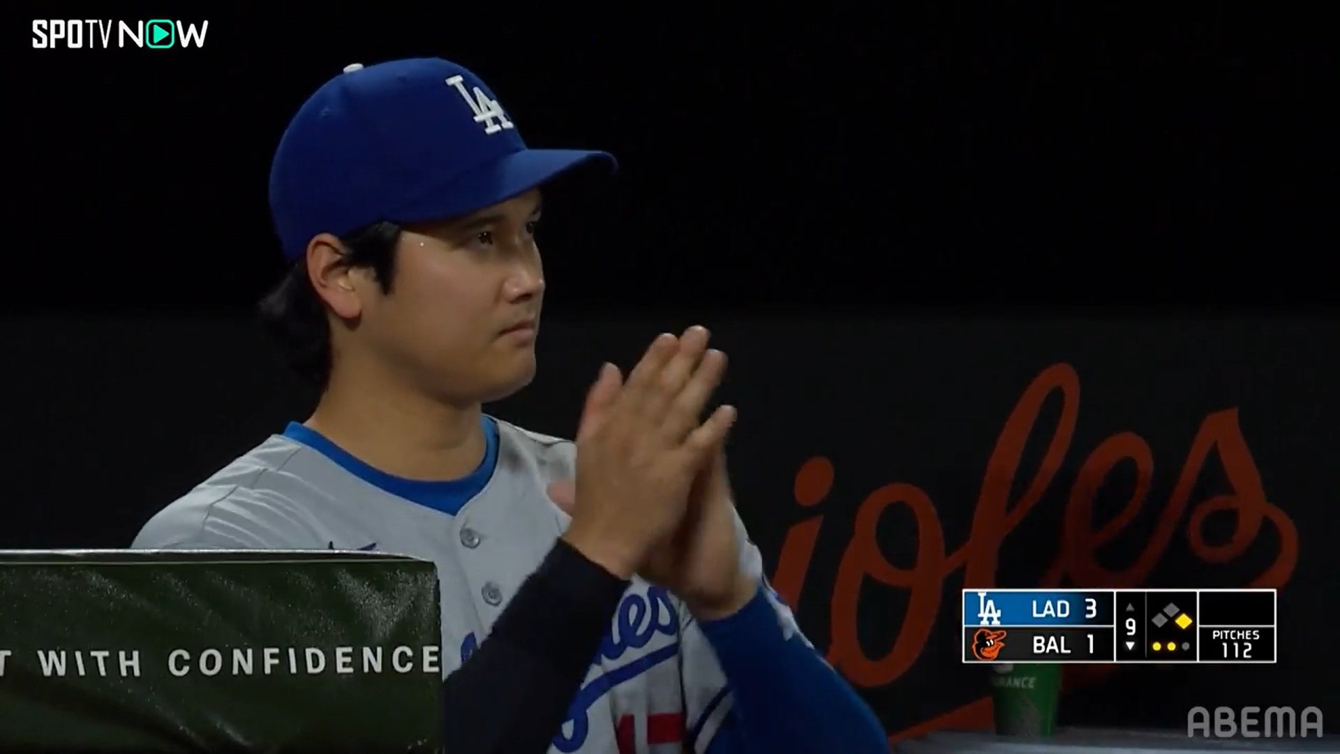 【写真・画像】大谷翔平も大きな拍手…山本由伸、ノーノー目前の熱投に敵地もスタンディングオベーションの圧巻光景　1枚目