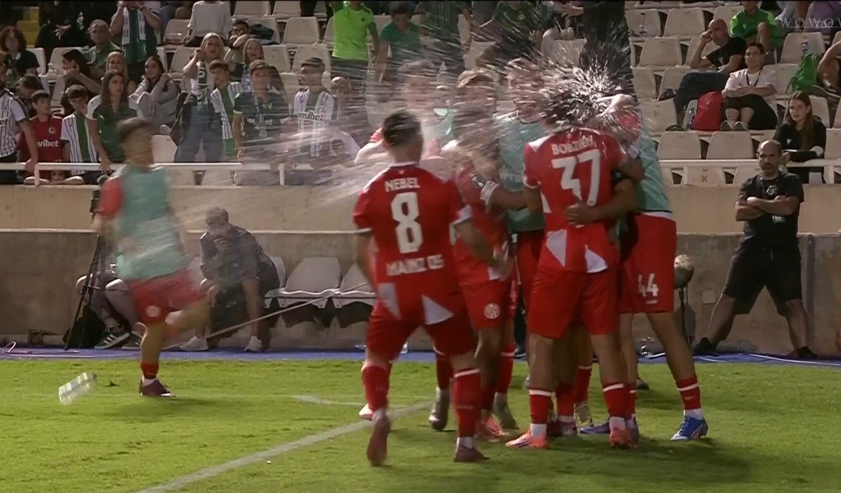 【映像】投げたペットボトルが選手の頭を直撃