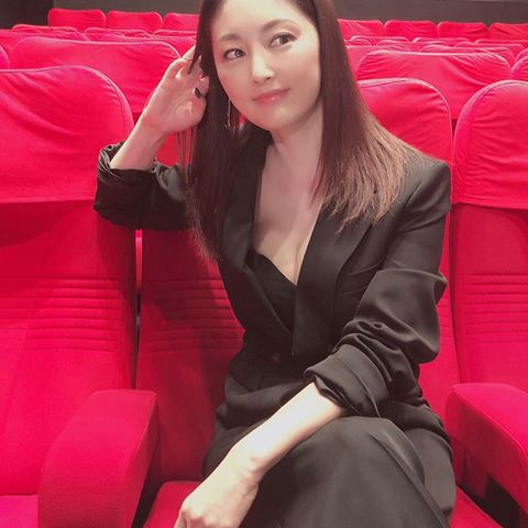 大人の色気 美しい 常盤貴子 胸元開いたセクシーなジャケット姿に称賛の声 話題 Abema Times