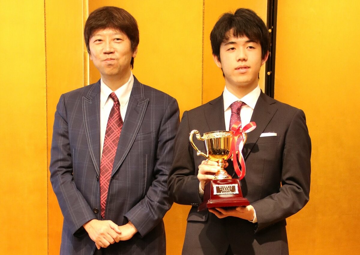 藤井聡太七段、新人王表彰式に出席「優勝で卒業できてうれしい
