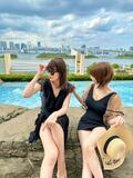  相沢まき、森下悠里とお揃いの水着姿を公開「ヒルトンお台場のプールへ」 