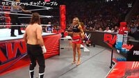 【映像】「人間の盾」にされ困惑する美人レスラー