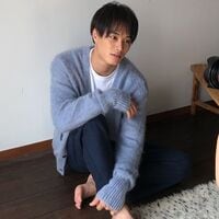 鈴木伸之、ふわふわニットに身を包んだオフショットを披露しファン興奮「一緒に暮らしたいくらいイケメン」「萌え袖可愛すぎて」