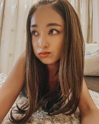 「ステキ」「とにかくかわいい!!」池田美優、キュートな寝そべりオフショットにファン歓喜