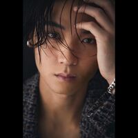 「濡れ髪最高」「マジかっこいい。色気～」磯村勇斗の“素肌にジャケット”姿にファン悶絶