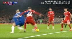 反則行為であわや一触即発！ドリブルを止められてブチギレ→危険な“首投げ”で吹っ飛ばされた瞬間　リバプールの超新星vsチェルシーの爆速FWがバチバチの激しいバトル